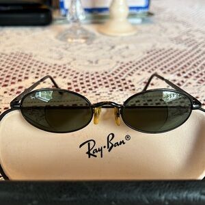 Vintage Ray-Ban Sunglasses, excellent condition, Made in Italy!
